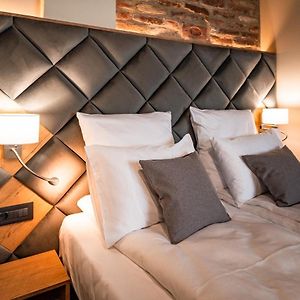 Mustang Boutique Rooms SELF CHECK IN